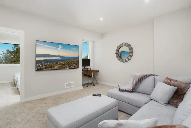 Quiet 2-Bedroom Guest Level at McKinley Beach – King Bed, Near UBCO & Airport
